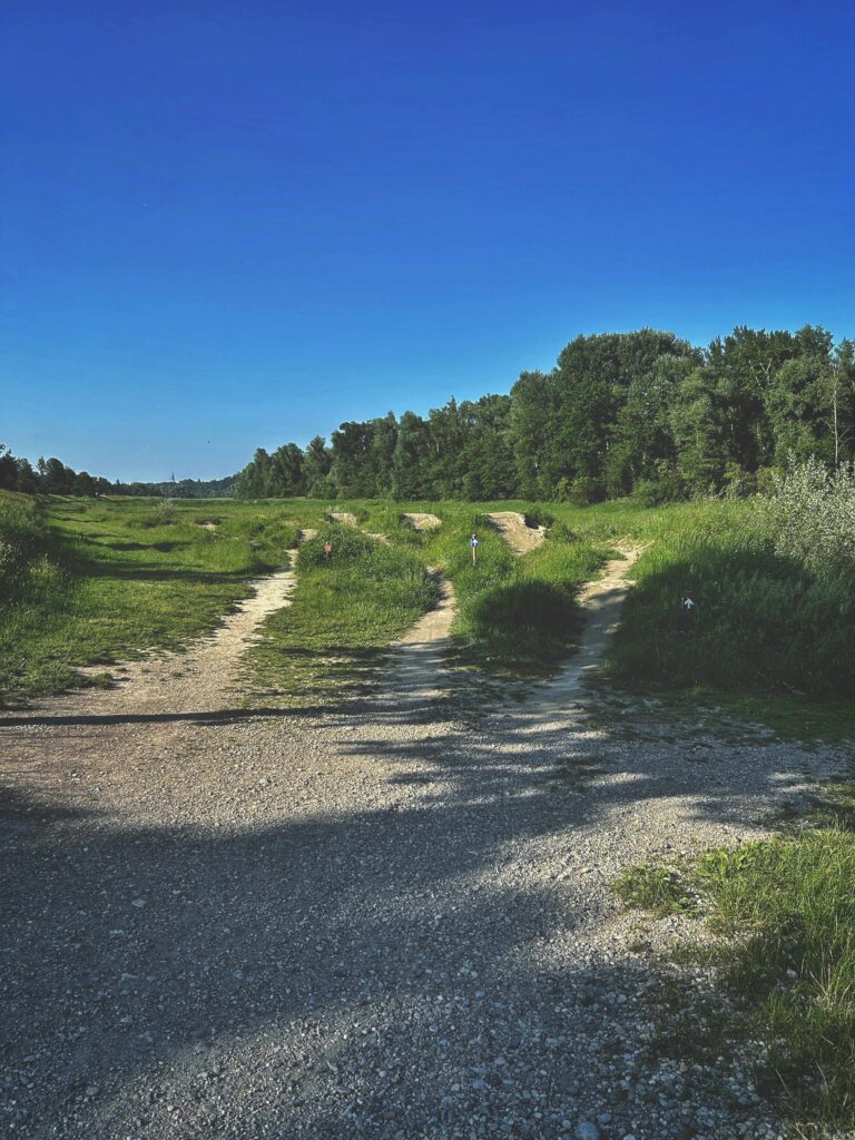 Anfahrt der Dirtjumps am Inndamm