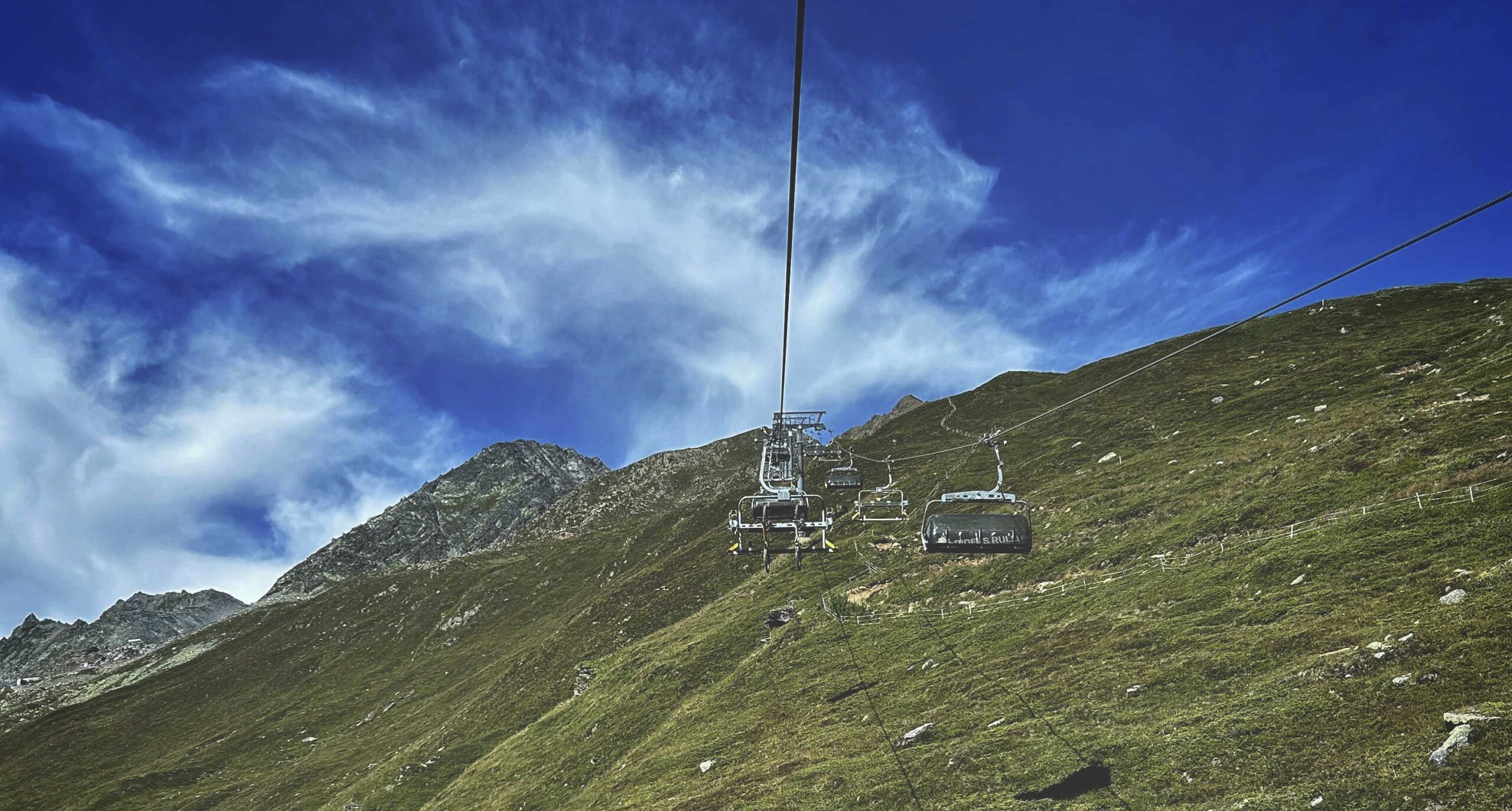 Bergpanorama aus einem Sessellift in der Bikerepublic Sölden