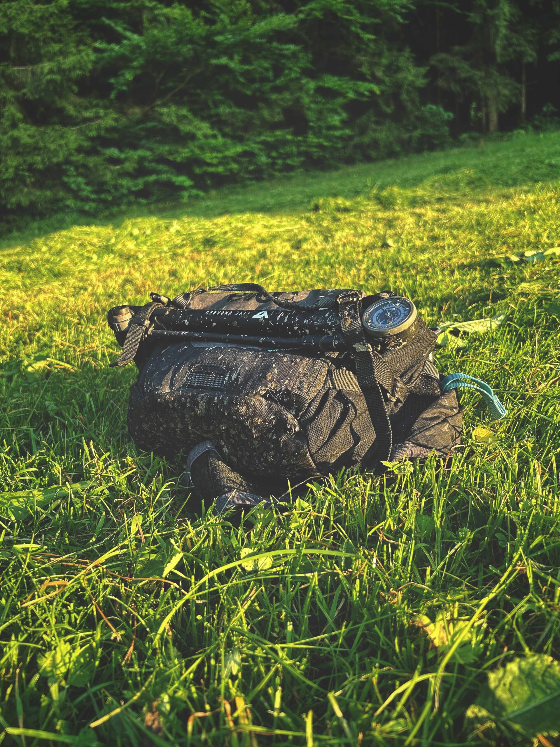 MTB Hipbag die auf einer Wiese liegt