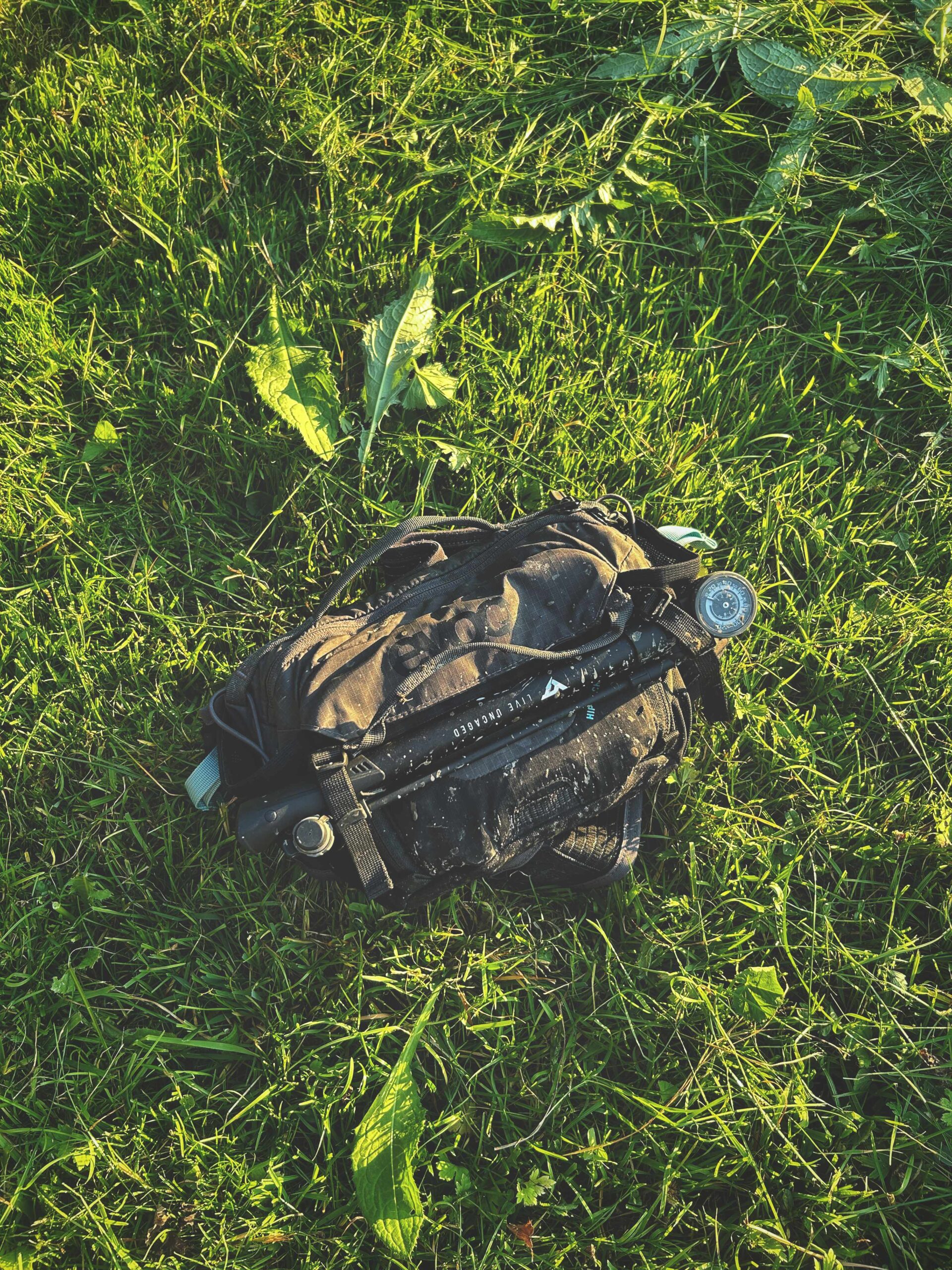 MTB Hipbag von oben auf einer Wiese